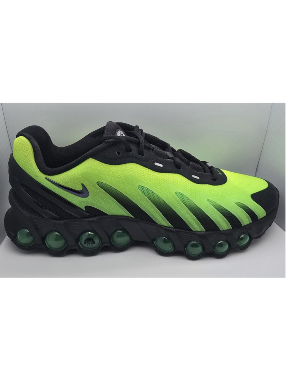 Nike Air Max DN8 Men's 9.5 women's 11 Sneakers Black/Volt Rubber Outsole